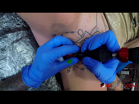 ❤️ La bomba Sully Savage, molt tatuada, es va tatuar al clítoris ️❌ Vídeo de merda  al ca.massagecenter-yalta.ru ❌️❤